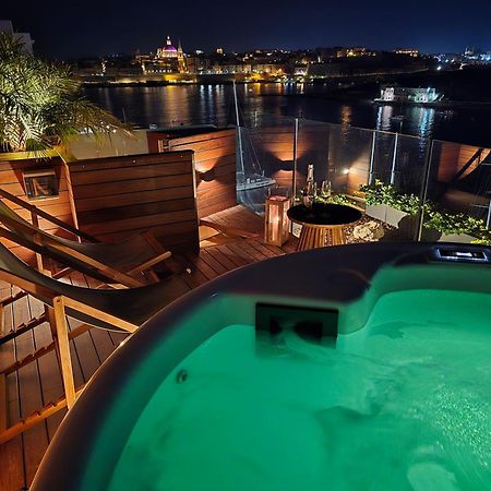 Unique Seafront Triplex Penthouse With Panoramic Bedroom & Rooftop Jacuzzi Overlooking Valletta Sliema Eksteriør bilde
