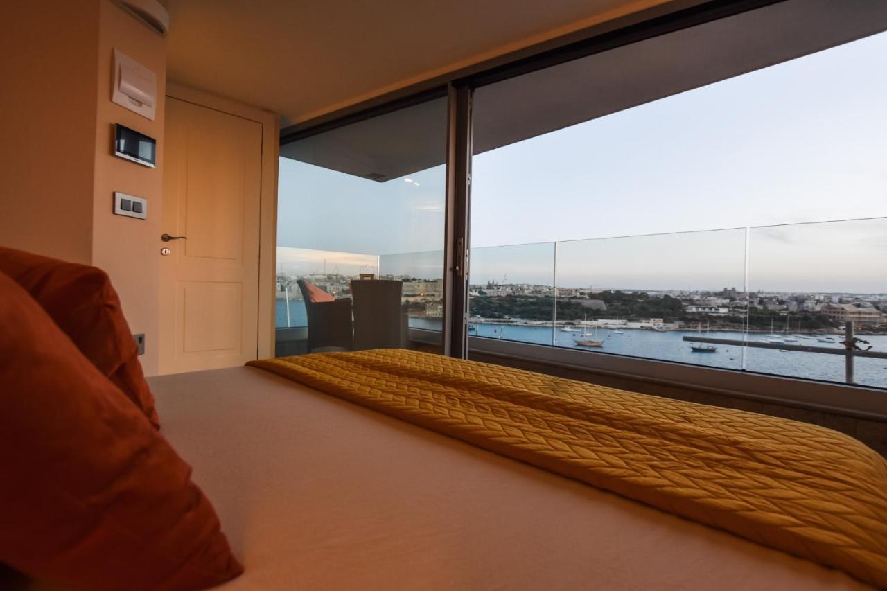 Unique Seafront Triplex Penthouse With Panoramic Bedroom & Rooftop Jacuzzi Overlooking Valletta Sliema Eksteriør bilde