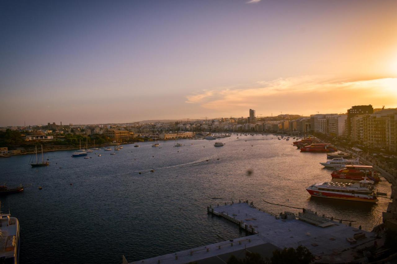 Unique Seafront Triplex Penthouse With Panoramic Bedroom & Rooftop Jacuzzi Overlooking Valletta Sliema Eksteriør bilde