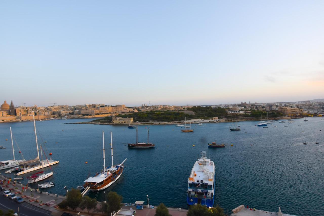 Unique Seafront Triplex Penthouse With Panoramic Bedroom & Rooftop Jacuzzi Overlooking Valletta Sliema Eksteriør bilde