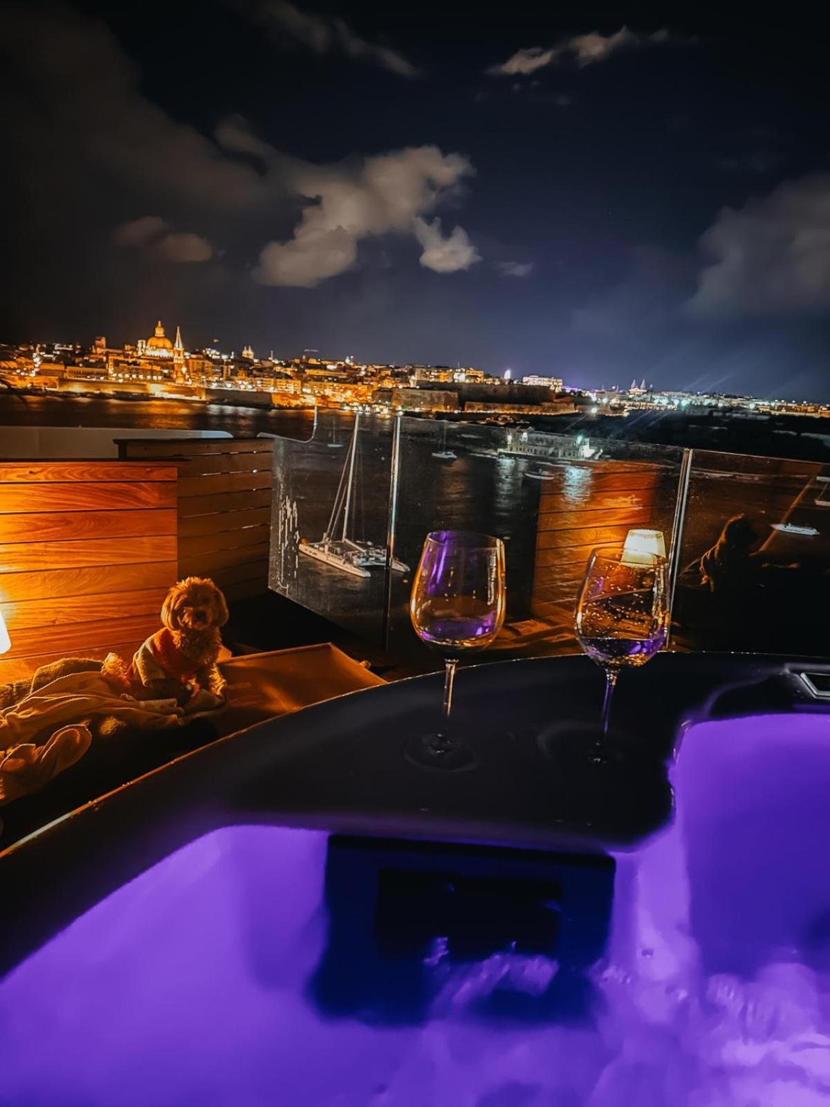 Unique Seafront Triplex Penthouse With Panoramic Bedroom & Rooftop Jacuzzi Overlooking Valletta Sliema Eksteriør bilde