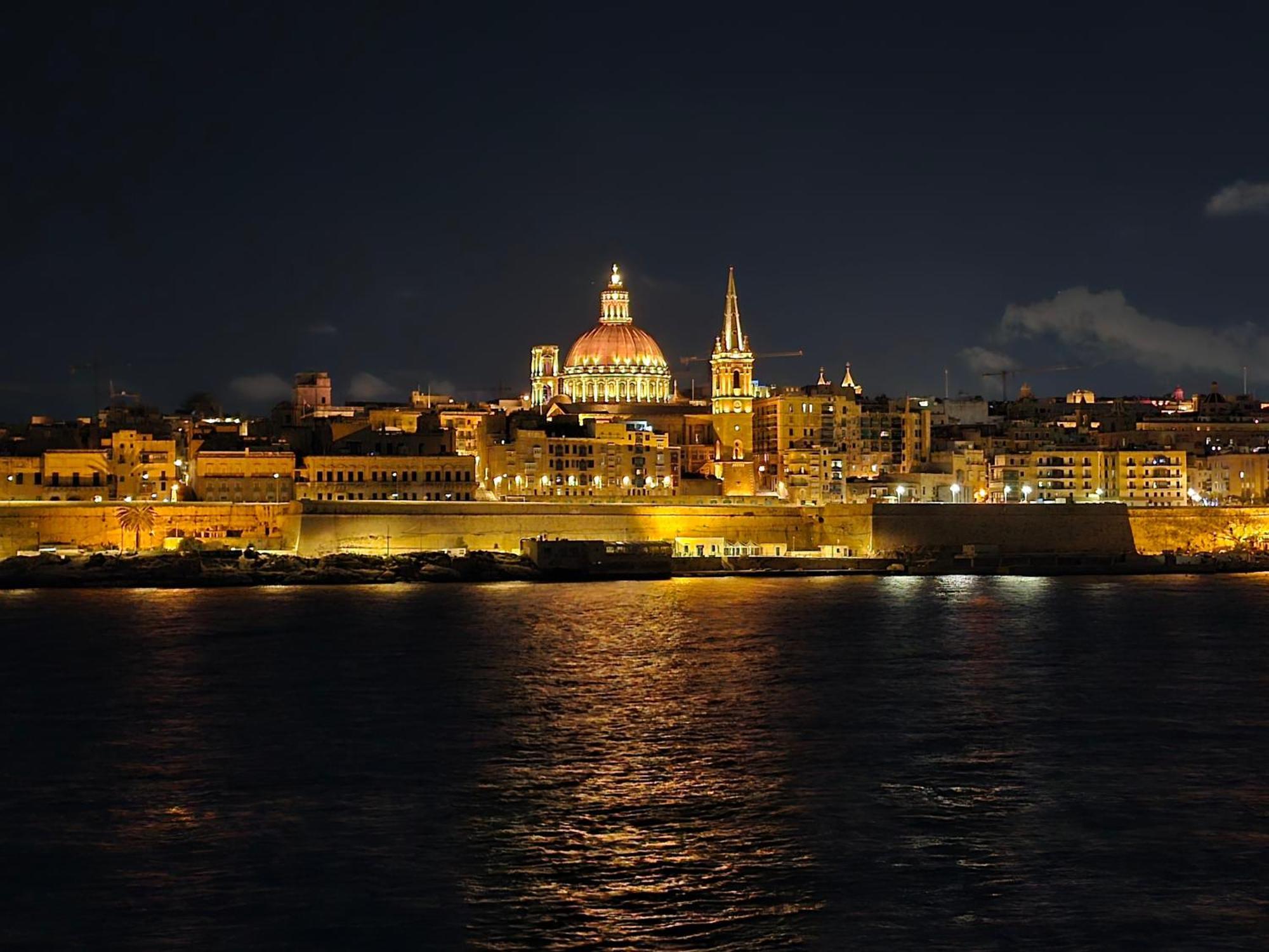 Unique Seafront Triplex Penthouse With Panoramic Bedroom & Rooftop Jacuzzi Overlooking Valletta Sliema Eksteriør bilde