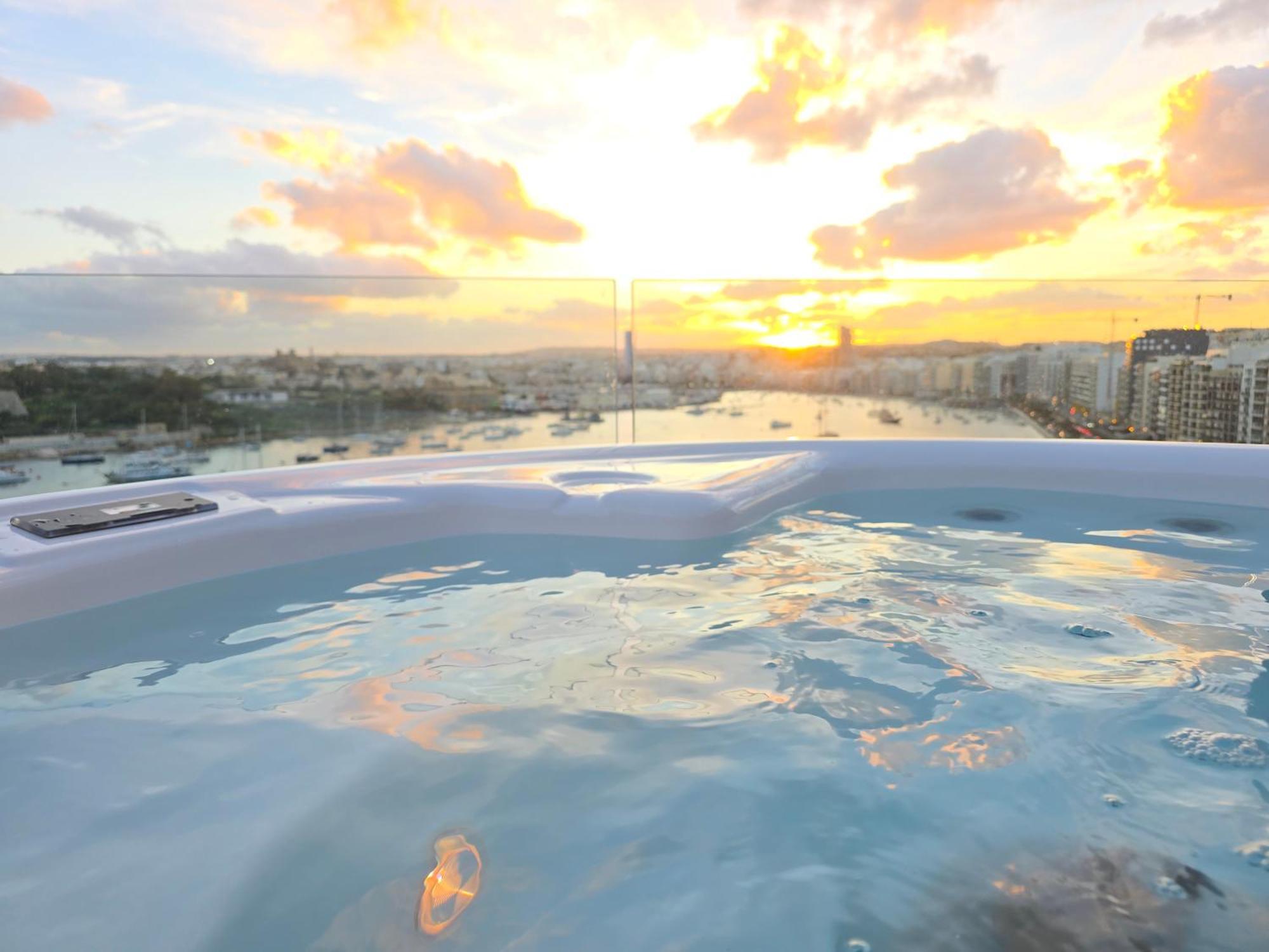 Unique Seafront Triplex Penthouse With Panoramic Bedroom & Rooftop Jacuzzi Overlooking Valletta Sliema Eksteriør bilde