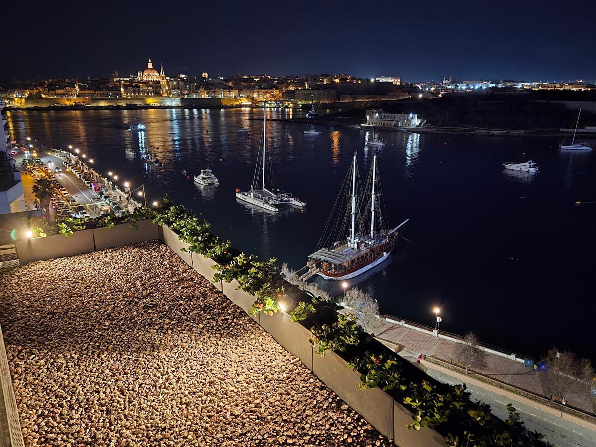 Unique Seafront Triplex Penthouse With Panoramic Bedroom & Rooftop Jacuzzi Overlooking Valletta Sliema Eksteriør bilde