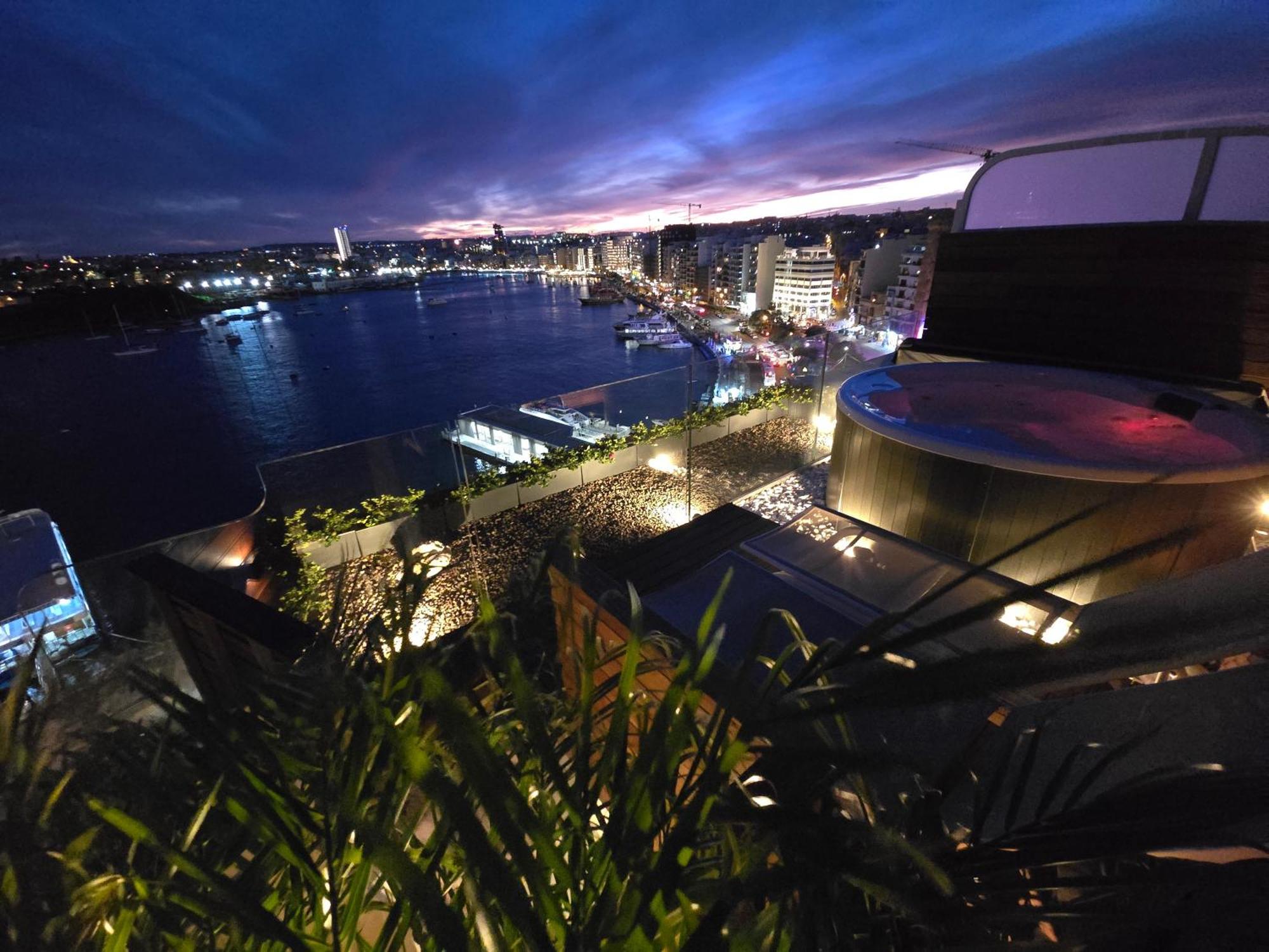 Unique Seafront Triplex Penthouse With Panoramic Bedroom & Rooftop Jacuzzi Overlooking Valletta Sliema Eksteriør bilde