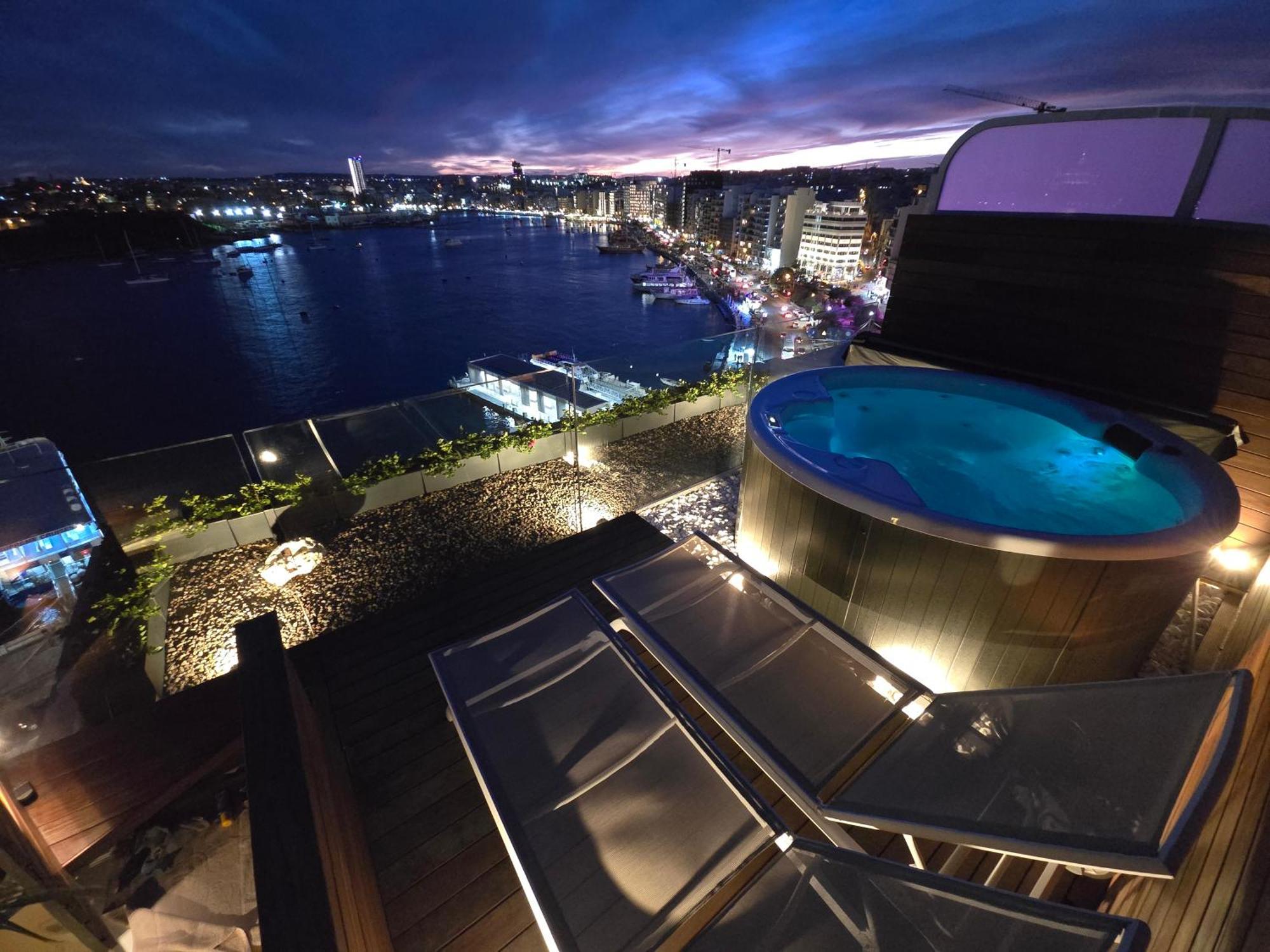 Unique Seafront Triplex Penthouse With Panoramic Bedroom & Rooftop Jacuzzi Overlooking Valletta Sliema Eksteriør bilde