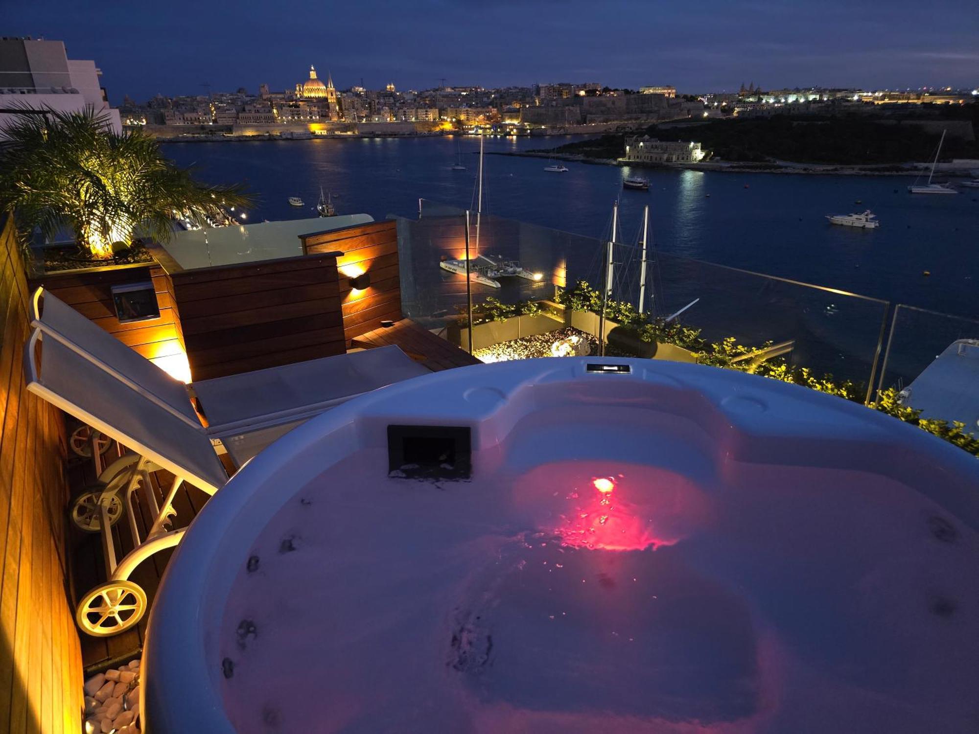 Unique Seafront Triplex Penthouse With Panoramic Bedroom & Rooftop Jacuzzi Overlooking Valletta Sliema Eksteriør bilde