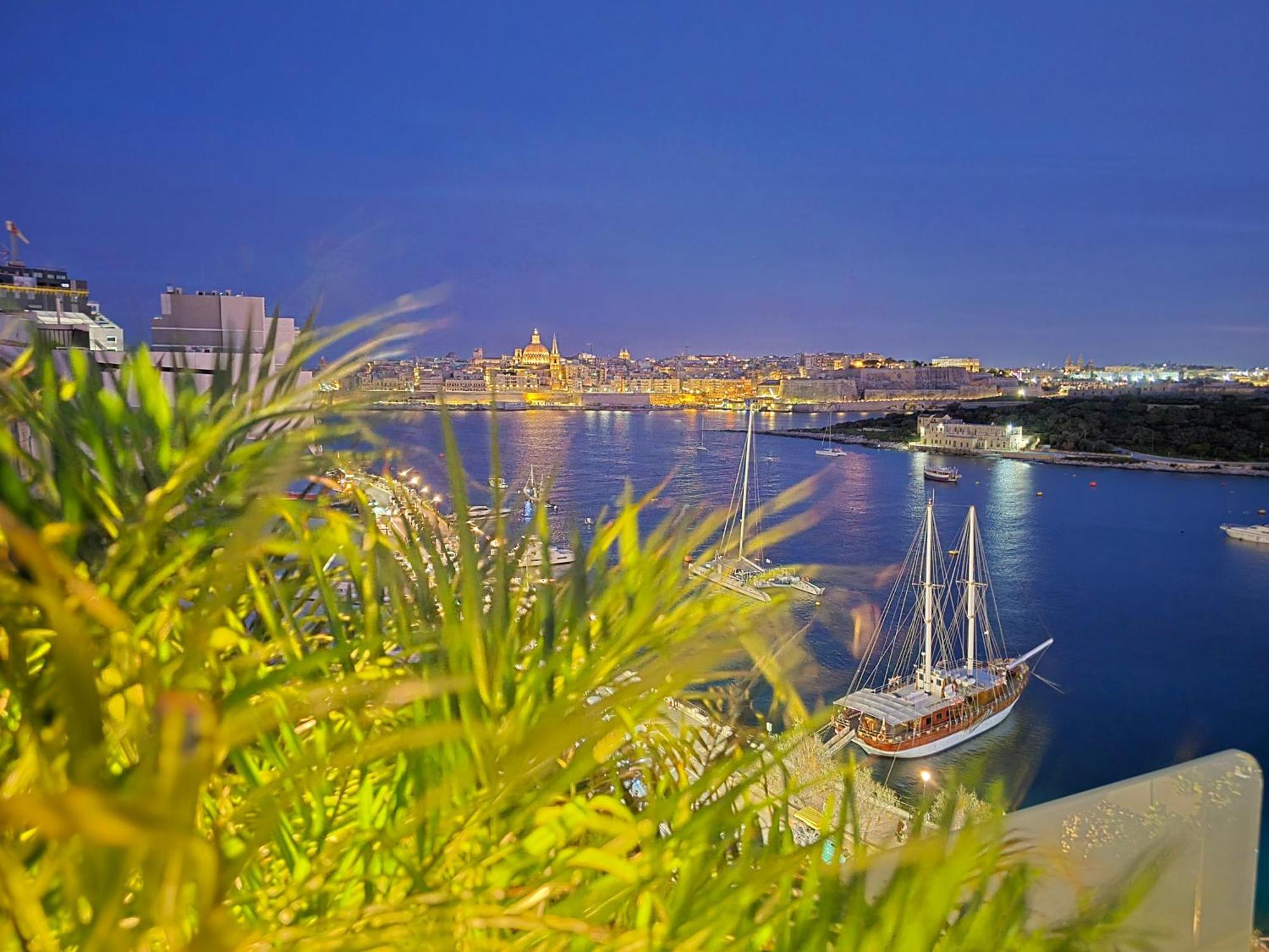 Unique Seafront Triplex Penthouse With Panoramic Bedroom & Rooftop Jacuzzi Overlooking Valletta Sliema Eksteriør bilde