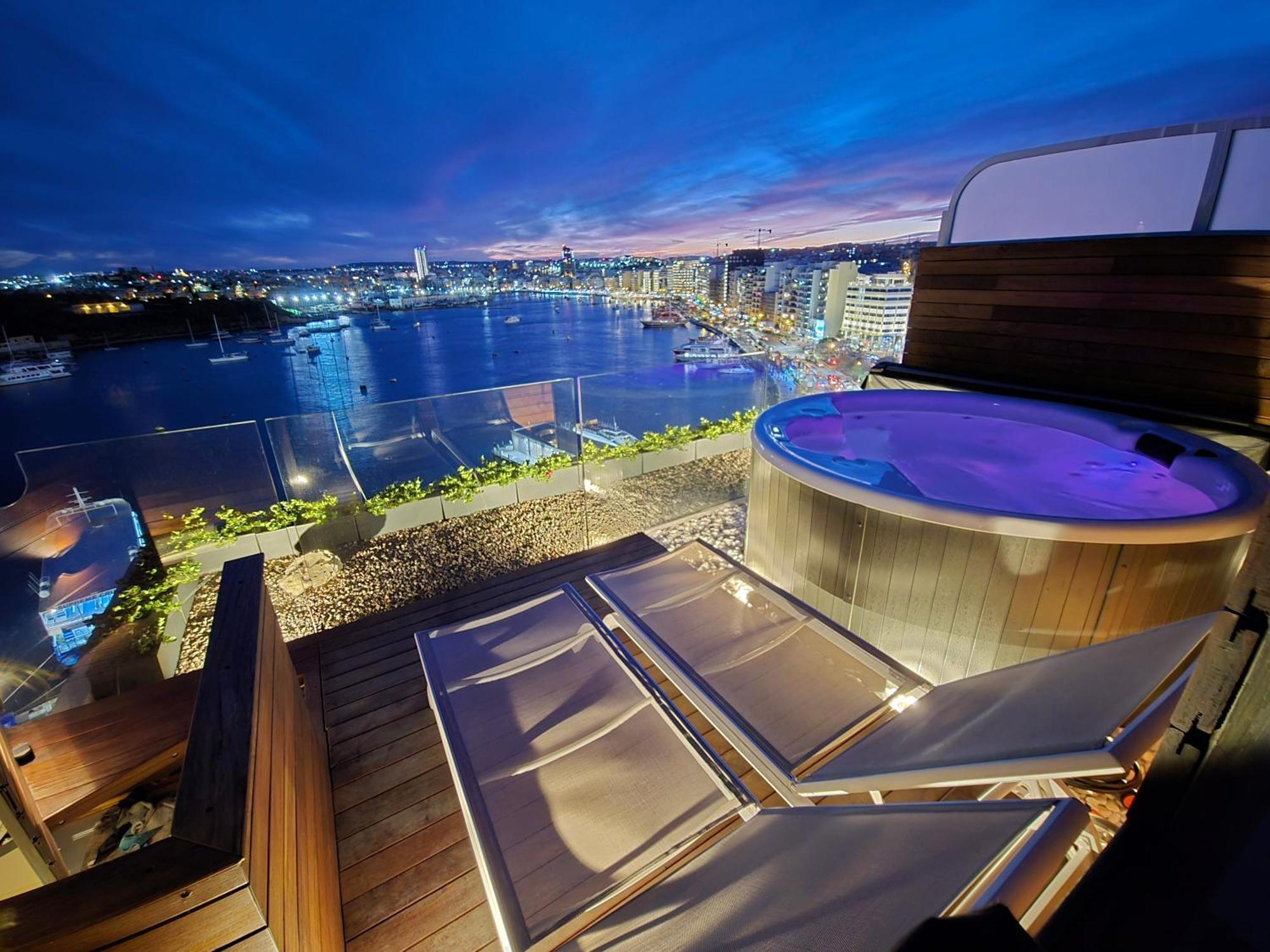 Unique Seafront Triplex Penthouse With Panoramic Bedroom & Rooftop Jacuzzi Overlooking Valletta Sliema Eksteriør bilde