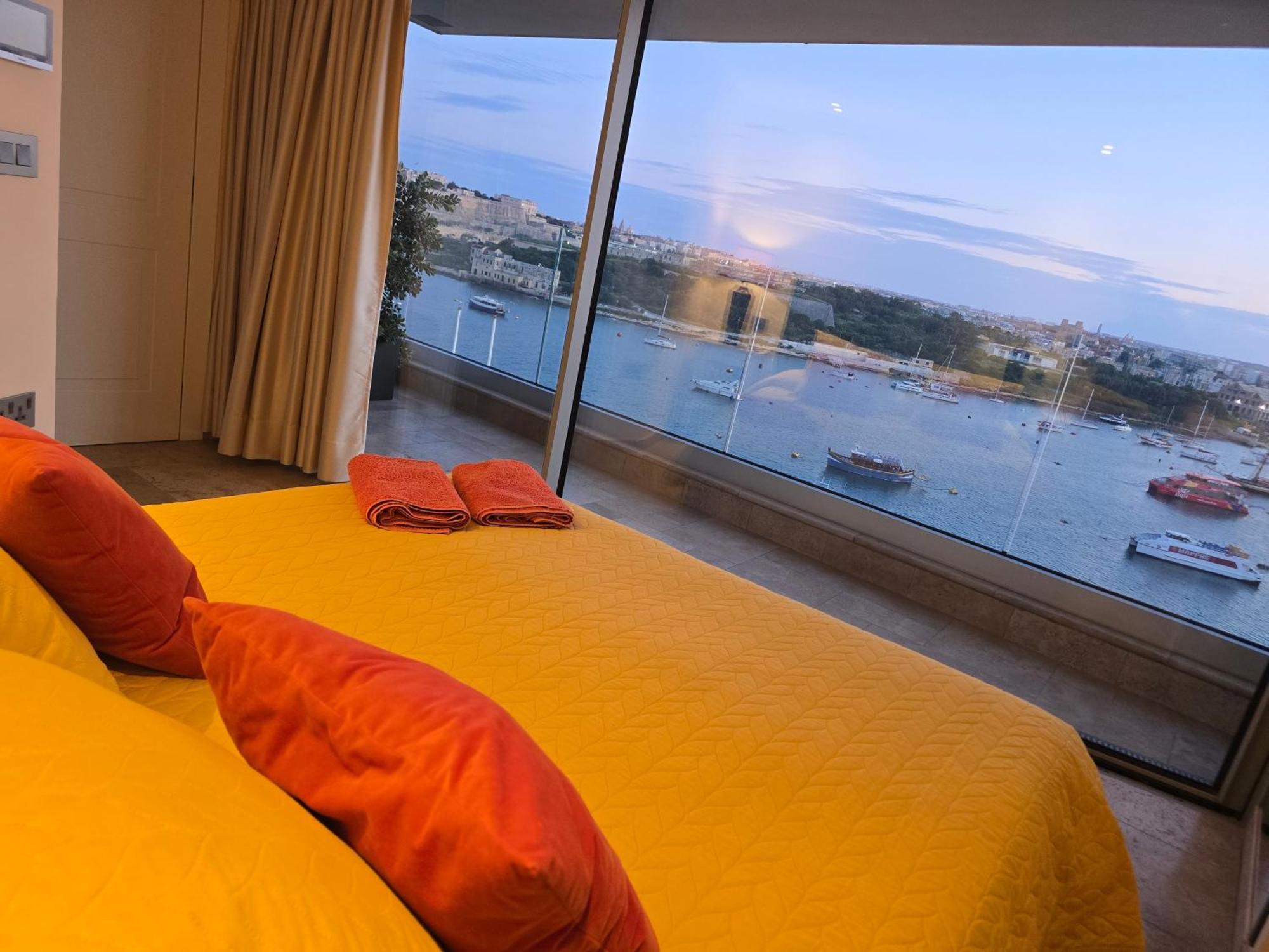 Unique Seafront Triplex Penthouse With Panoramic Bedroom & Rooftop Jacuzzi Overlooking Valletta Sliema Eksteriør bilde