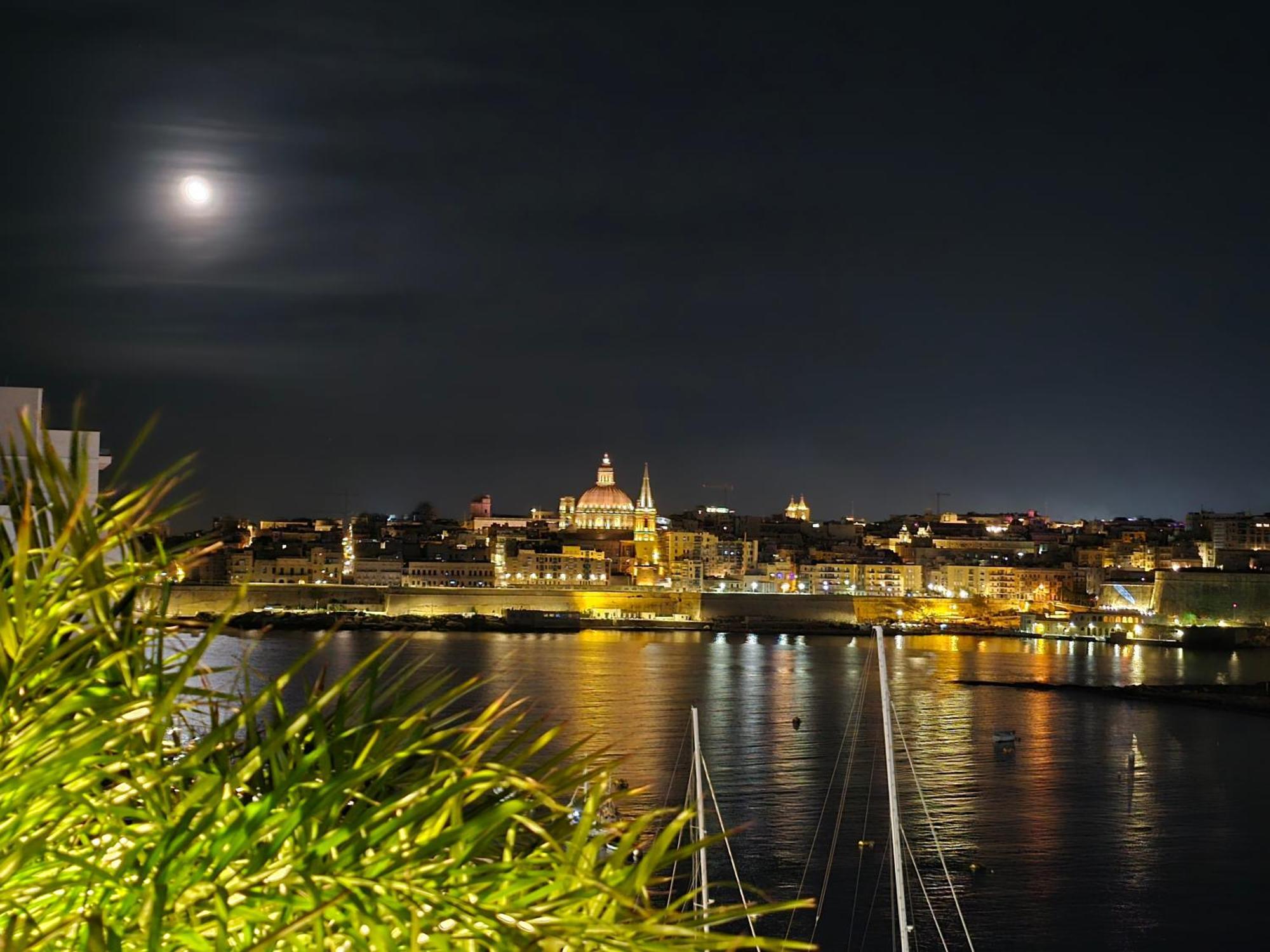 Unique Seafront Triplex Penthouse With Panoramic Bedroom & Rooftop Jacuzzi Overlooking Valletta Sliema Eksteriør bilde