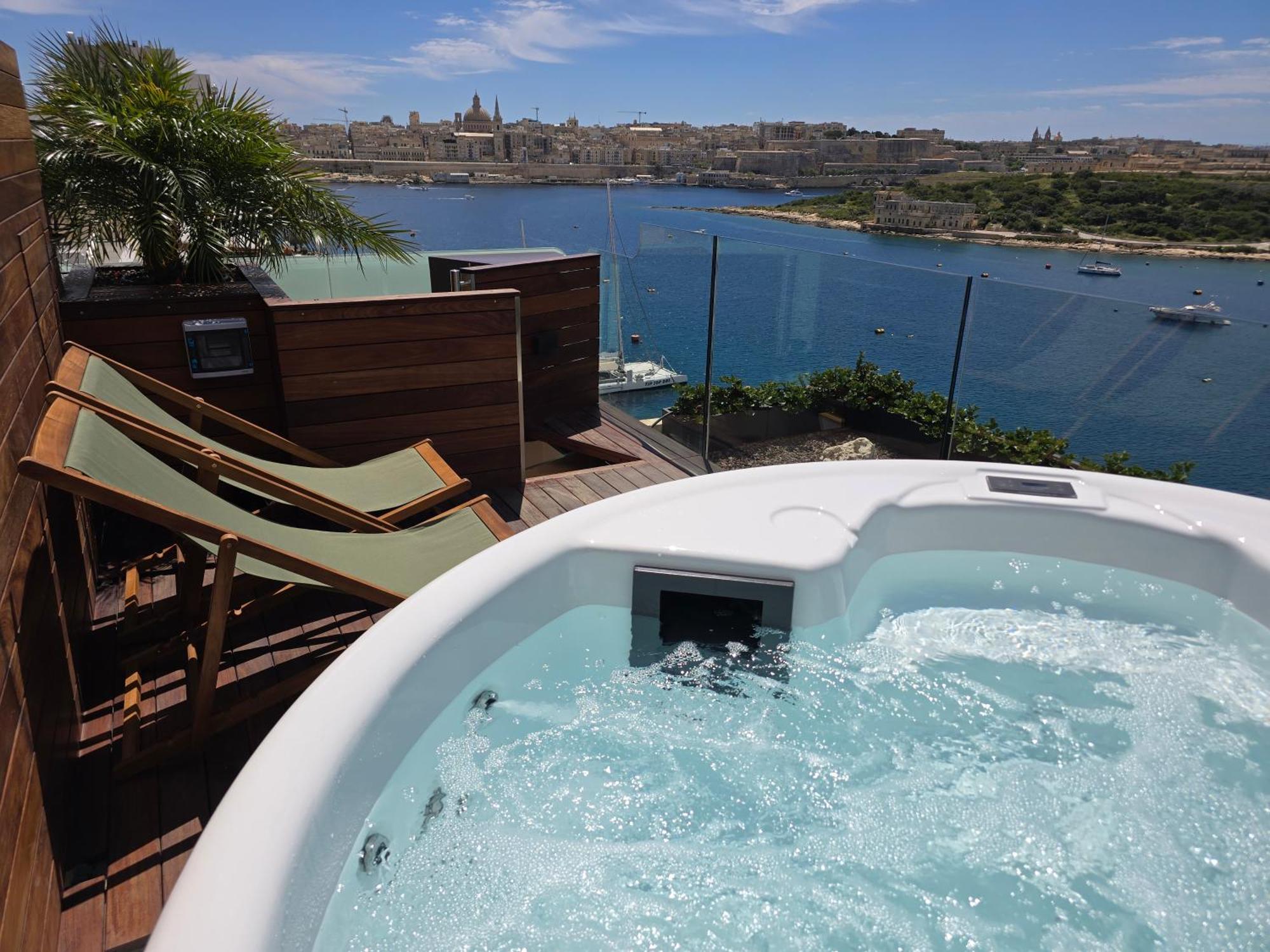 Unique Seafront Triplex Penthouse With Panoramic Bedroom & Rooftop Jacuzzi Overlooking Valletta Sliema Eksteriør bilde