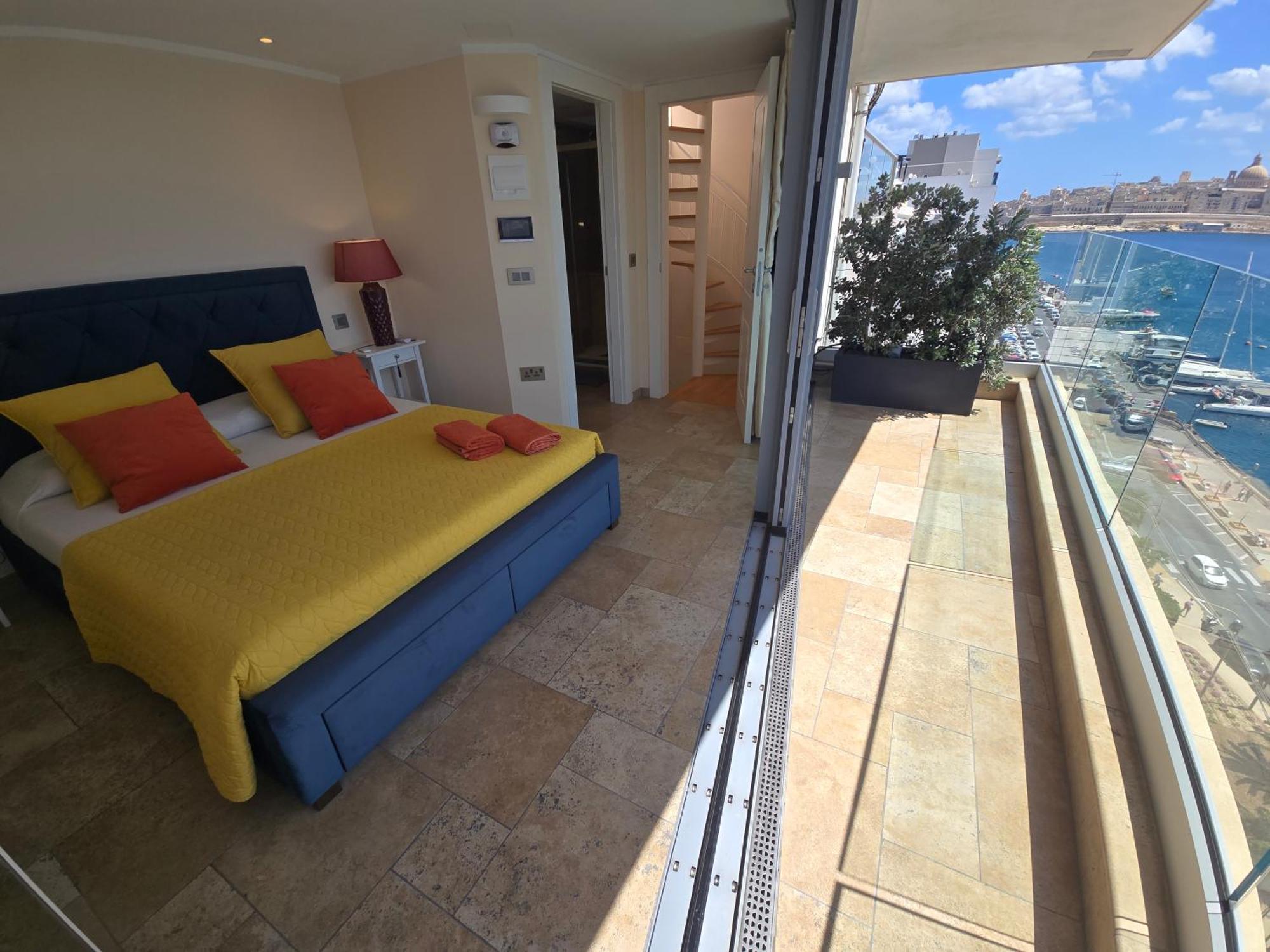 Unique Seafront Triplex Penthouse With Panoramic Bedroom & Rooftop Jacuzzi Overlooking Valletta Sliema Eksteriør bilde