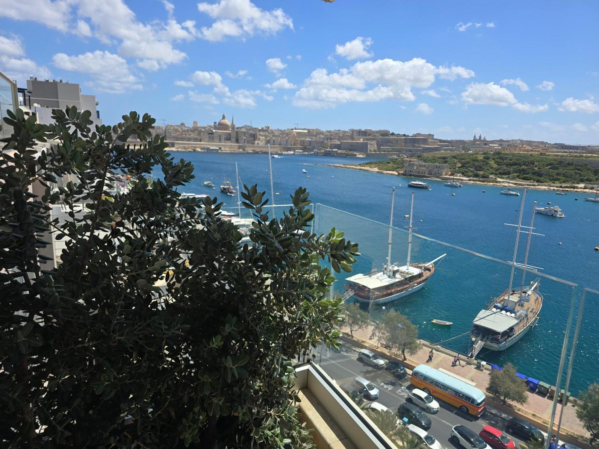 Unique Seafront Triplex Penthouse With Panoramic Bedroom & Rooftop Jacuzzi Overlooking Valletta Sliema Eksteriør bilde
