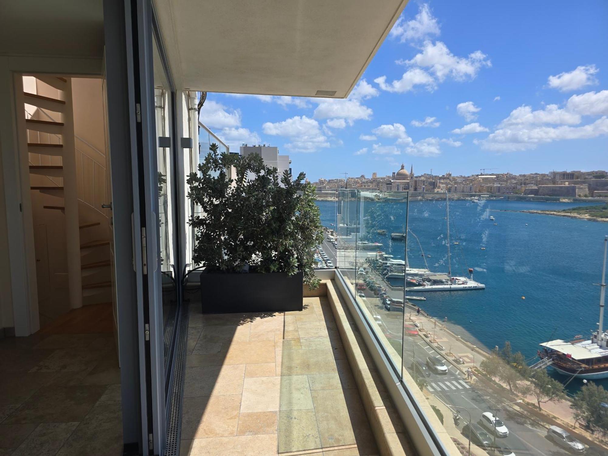Unique Seafront Triplex Penthouse With Panoramic Bedroom & Rooftop Jacuzzi Overlooking Valletta Sliema Eksteriør bilde