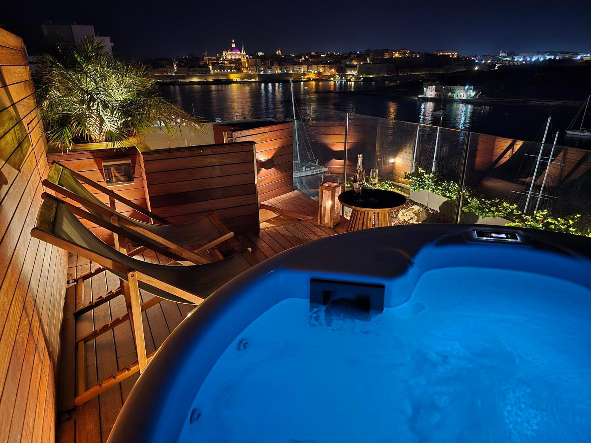 Unique Seafront Triplex Penthouse With Panoramic Bedroom & Rooftop Jacuzzi Overlooking Valletta Sliema Eksteriør bilde