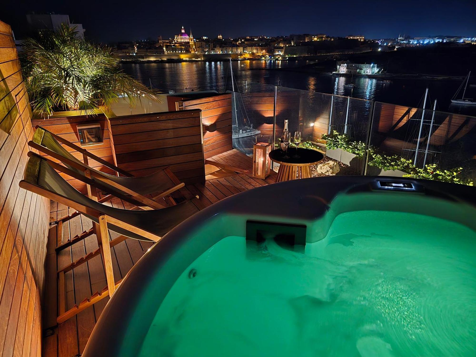 Unique Seafront Triplex Penthouse With Panoramic Bedroom & Rooftop Jacuzzi Overlooking Valletta Sliema Eksteriør bilde