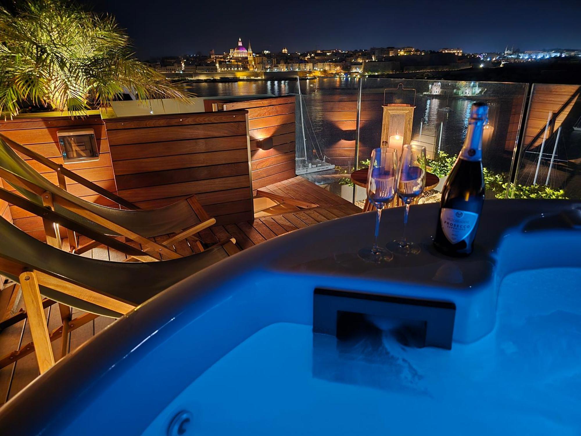 Unique Seafront Triplex Penthouse With Panoramic Bedroom & Rooftop Jacuzzi Overlooking Valletta Sliema Eksteriør bilde