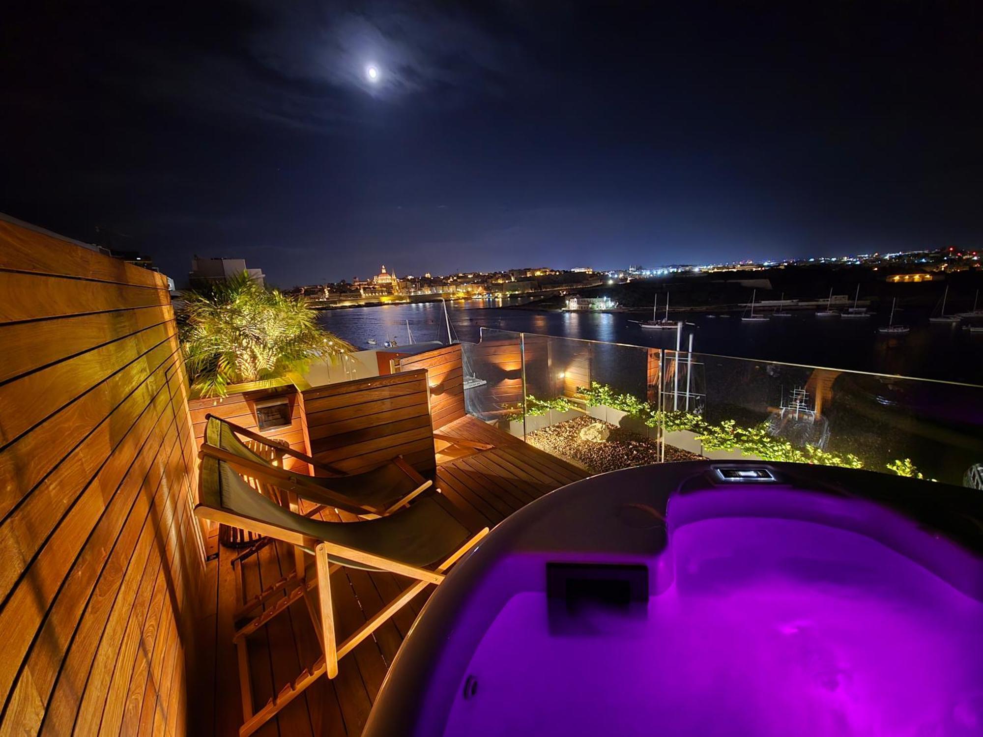 Unique Seafront Triplex Penthouse With Panoramic Bedroom & Rooftop Jacuzzi Overlooking Valletta Sliema Eksteriør bilde